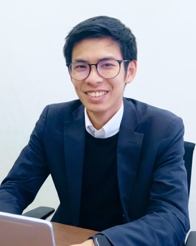 社員の緒方 雄人