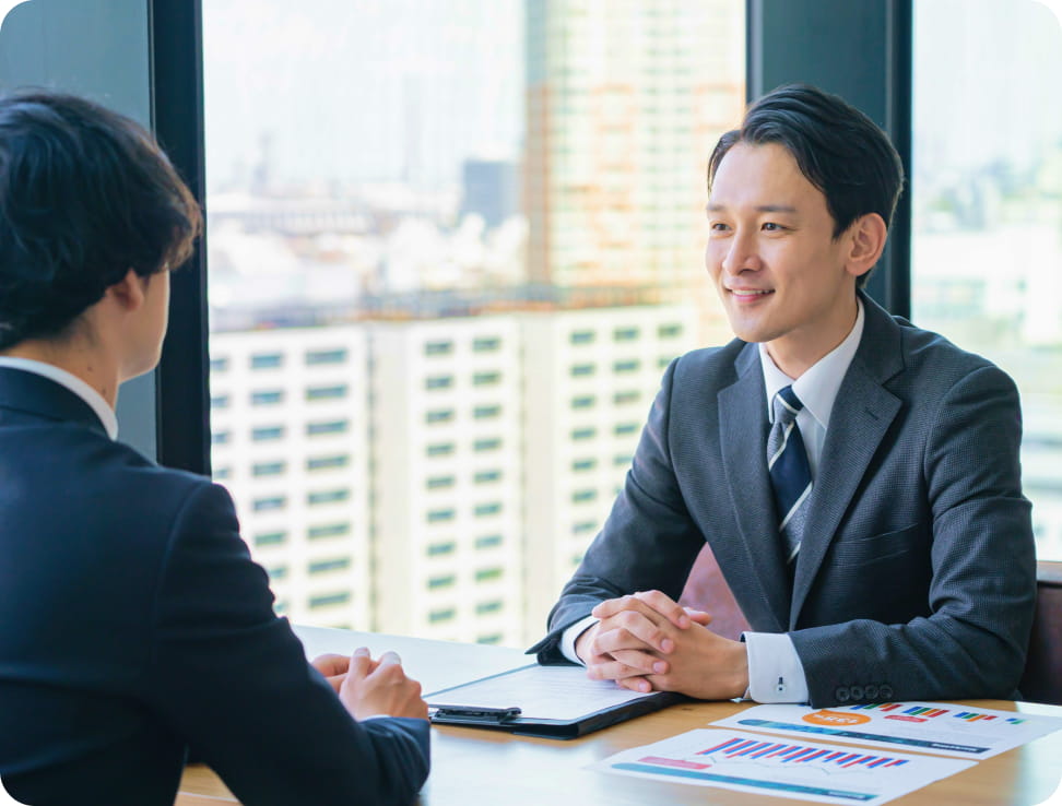 転職アドバイザーによるキャリア相談・面談の様子。書類添削や面接対策など転職支援サポートを提供するオフィス風景