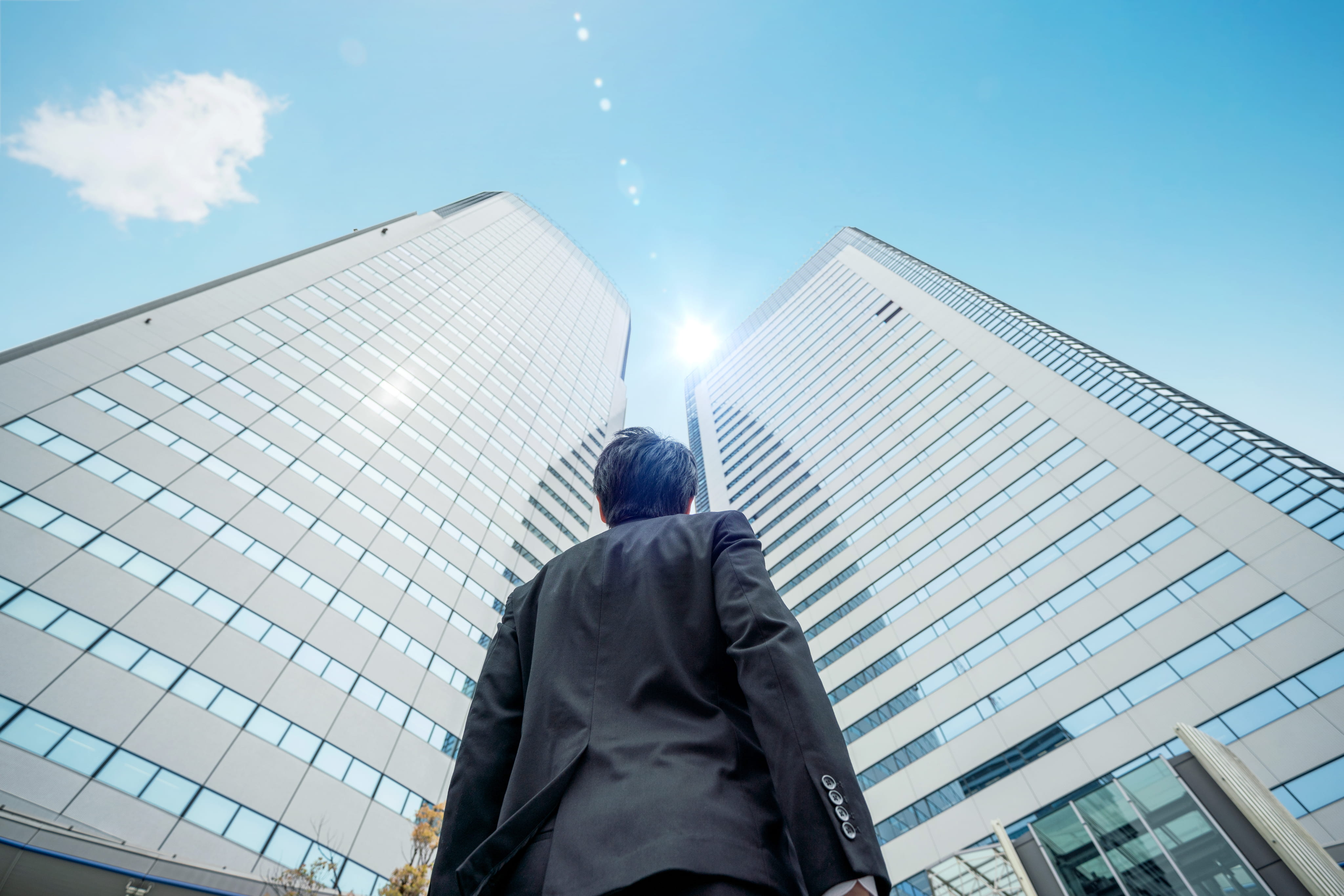 非公開求人・独占求人でキャリアアップを目指すビジネスパーソン。成長とビジネスチャンスを象徴する都市の高層ビル